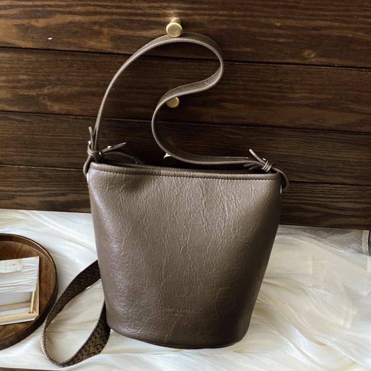 Este año, bolsos populares de mujeres de gran capacidad 2025, nueva moda retro, bolsos de hombro de alta calidad, bolsos de cubo de agua.