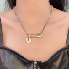 小众设计高级感镂空吊坠别针圆牌高颜值朋克风颈链嘻哈创意项链潮