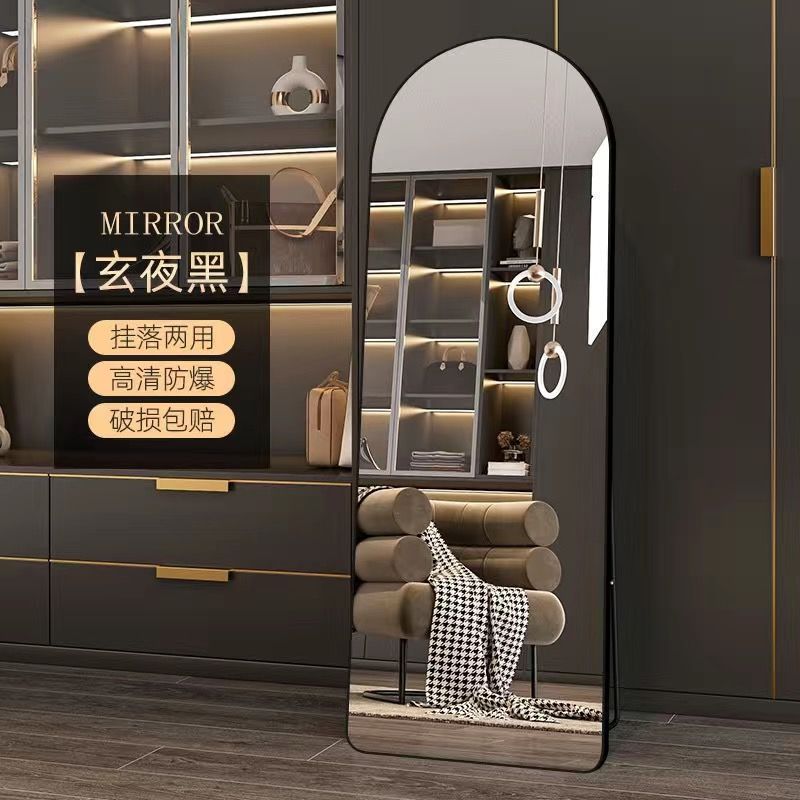 El espejo de vestir de la tienda de ropa es delgado y hermoso. Espejo de vestir súper blanco. Espejo de piso arqueado para tienda de ropa para mujeres.
