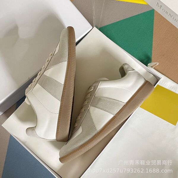 Classic white sneakers all-season with shoelaces for leisure
