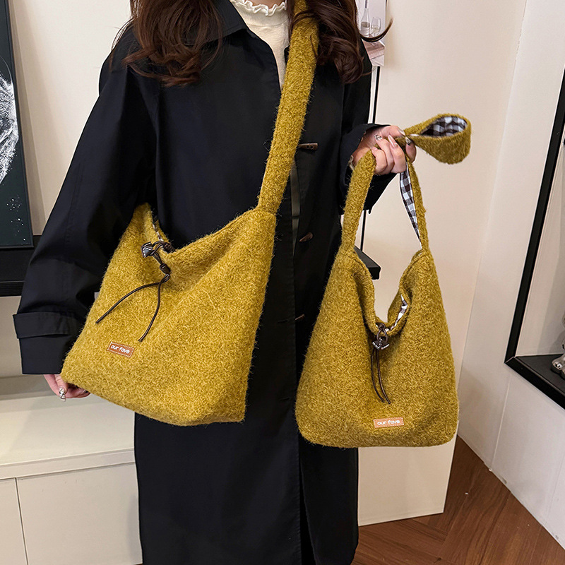 Otoño e invierno bolsas de lana mujeres 2025 nuevo estilo coreano bolsas de balde de peluche suave pegajosa estudiantes de clase de mochila de hombro de moda