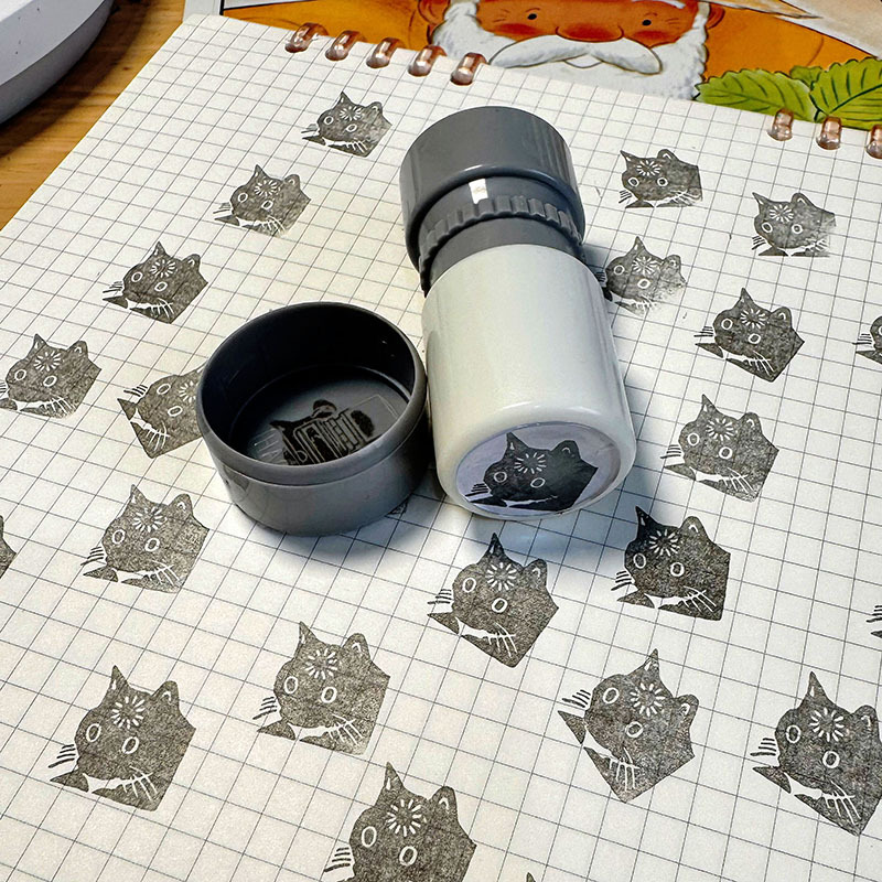 Tiempo de inactividad sello de gatito dibujos animados lindo divertido bolso de emoji de bricolaje portátil cuenta de mano decoración de bricolaje sello fotosensible al por mayor