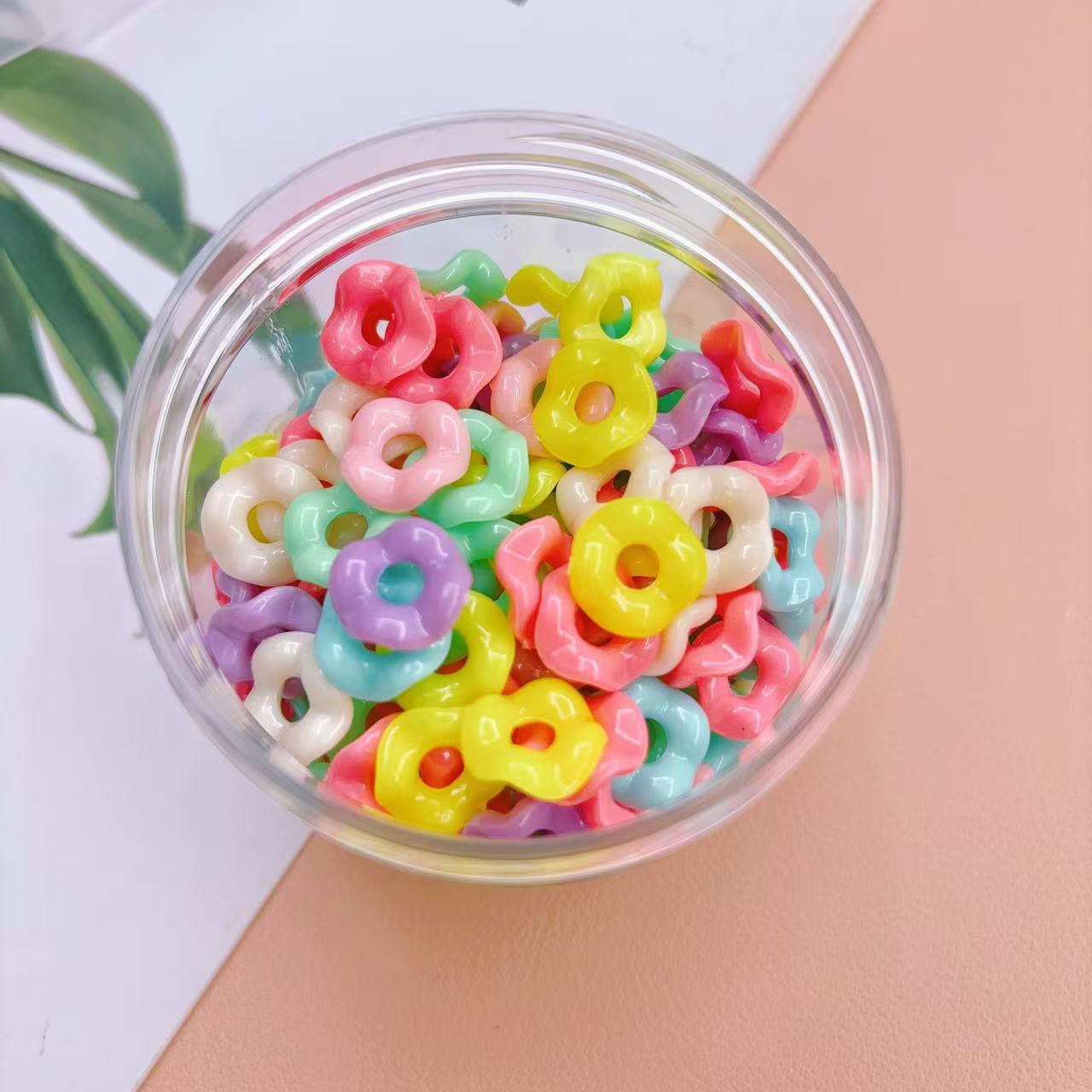 Caja de color primavera rosa caramelo corona letra acrílico agujero grande cuentas sueltas bricolaje hecho a mano collar joyería