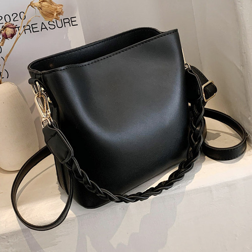 This year's popular women's large capacity 2024 new fashion versatile single shoulder crossbody bag autumn winter trendy bucket bag