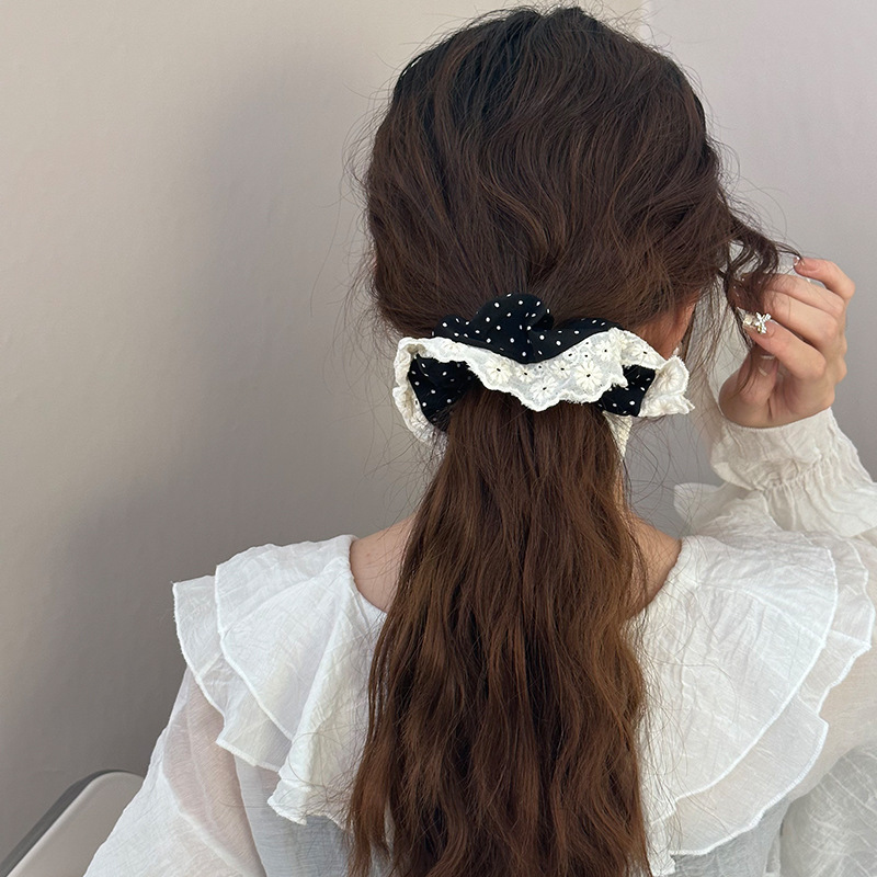 Scrunchie vintage a pois con bordo in pizzo per chignon_voghion.com