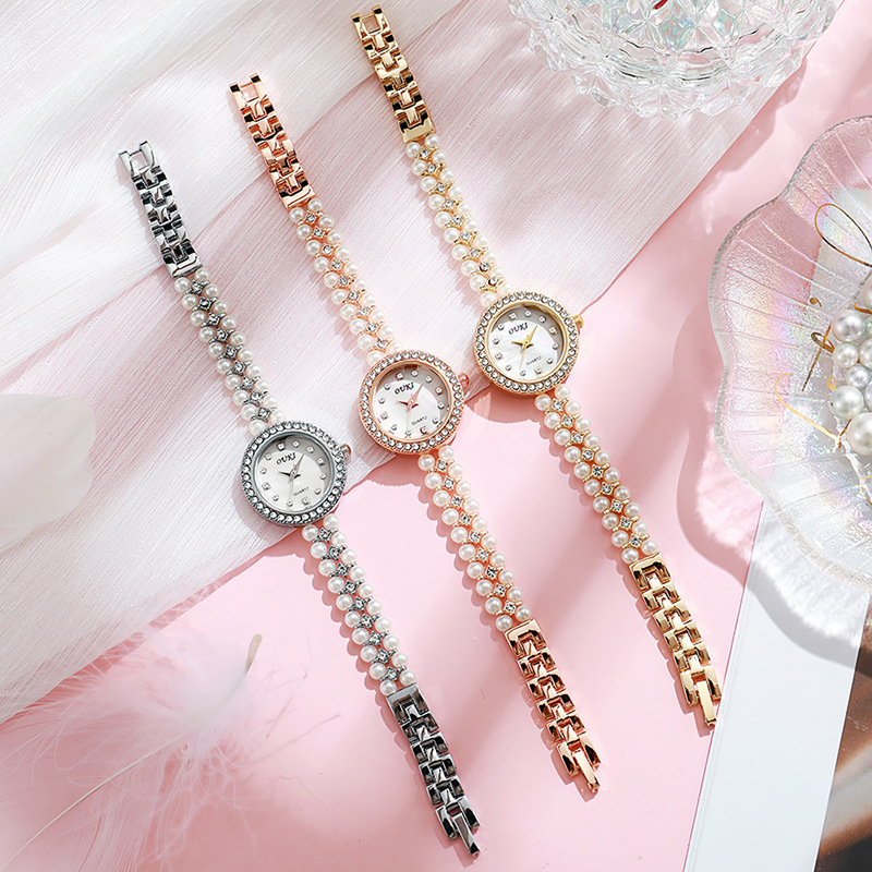 OUKI cadena de perlas reloj de esfera pequeña mujer lujo ligero de alto valor esfera de nácar reloj de mujer al por mayor