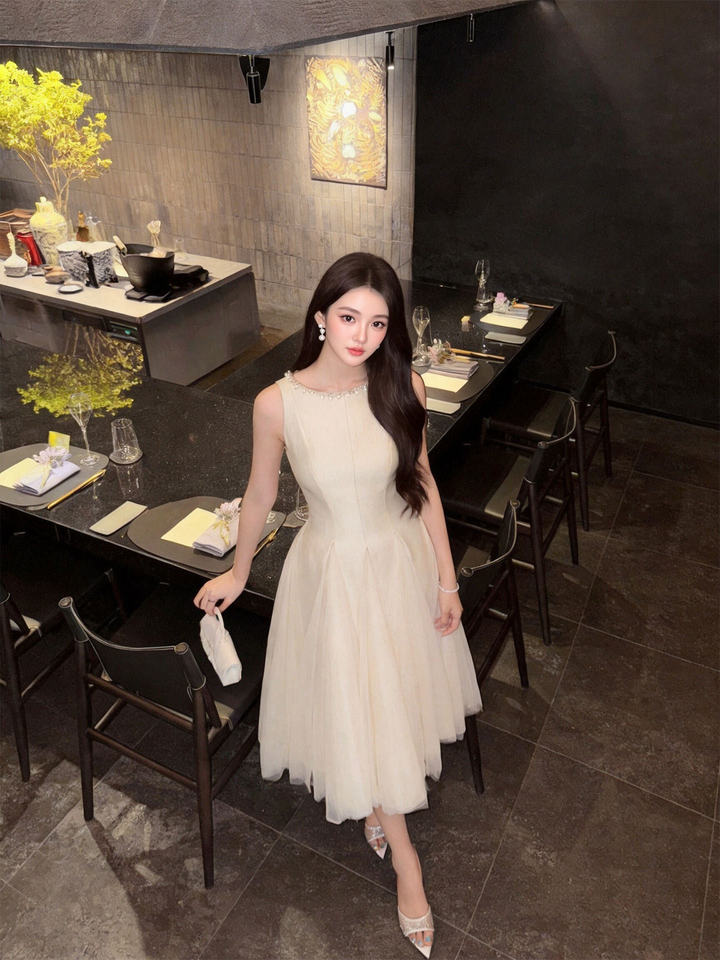 Đầm đen cổ tròn không tay eo thắt xòe lưới midi dự tiệc Pháp — đen