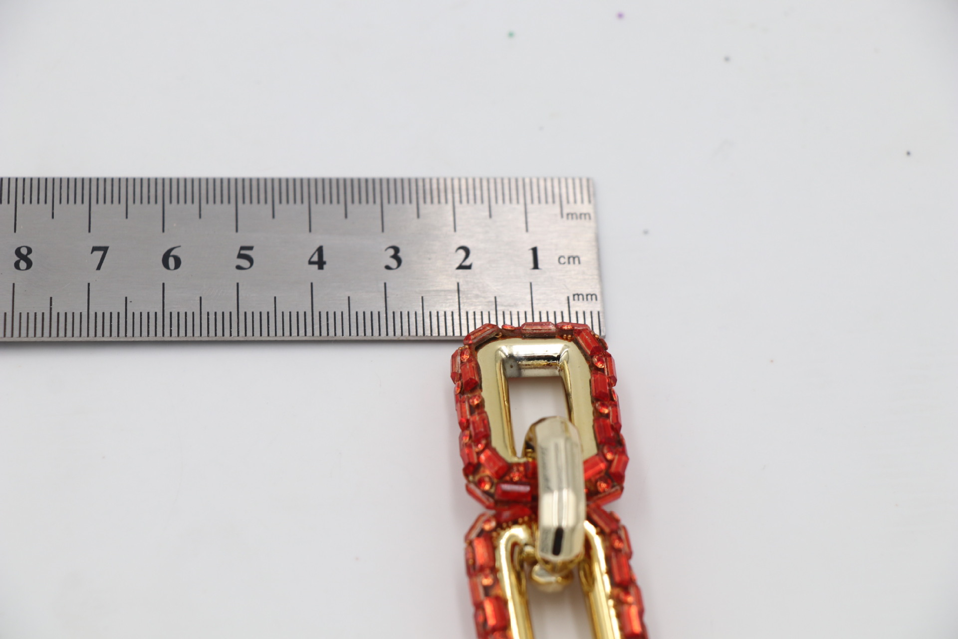 Orecchini pendenti a catena con diamanti geometrici_voghion.com