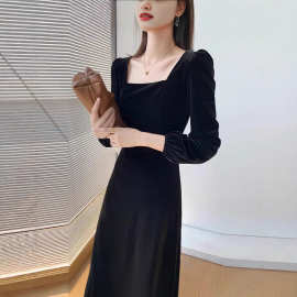 2025年新款金丝绒连衣裙女秋冬长袖法式复古收腰赫本风方领小黑裙