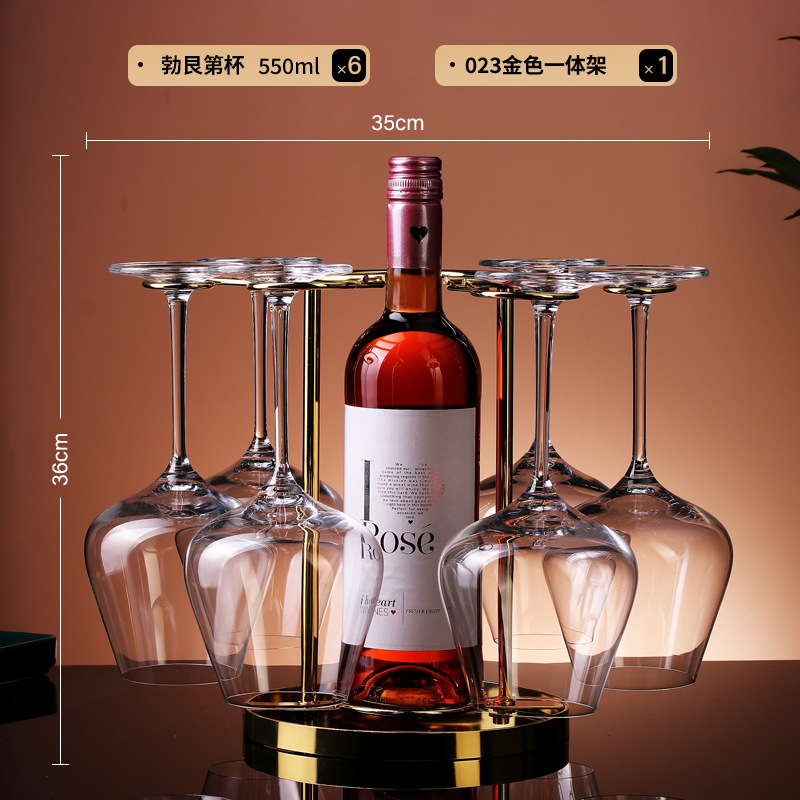 軽くて豪華な風の金色の酒の箱はワインの棚を飾ってワインの棚のワインの杯の棚を並べます。|undefined