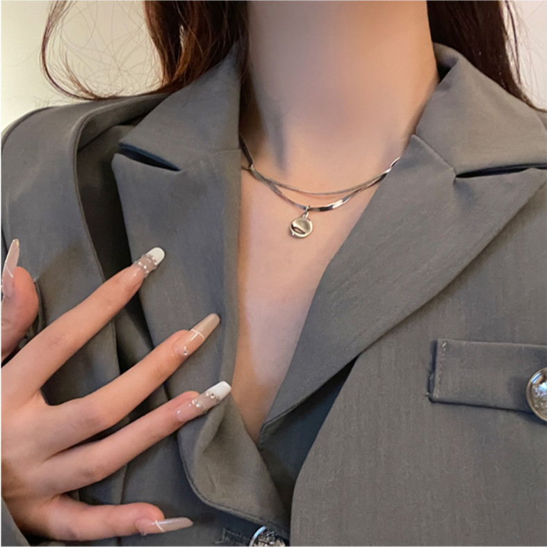 Collana a strati minimalista per donna in stile quiet luxury_voghion.com