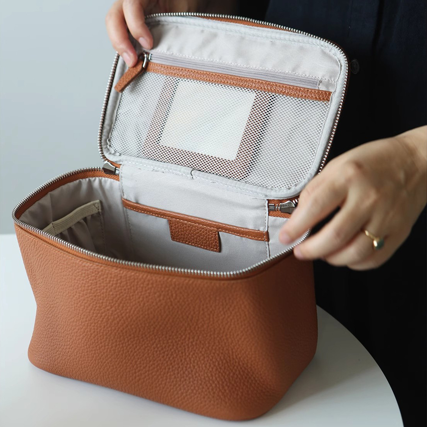 Estuche de herramientas de piel de vaca, bolsa de cosméticos, portátil de gran capacidad, portátil, almacenamiento de estuche de cosméticos para viajes de negocios profesionales