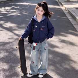 中大童2026学院风春秋季新款格纹拼接连帽外套女童百搭牛仔裤套装