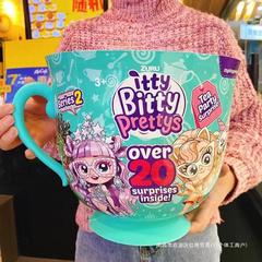 子供の女の子のおもちゃのお茶のパーティーのサプライズカップは服を換えます。