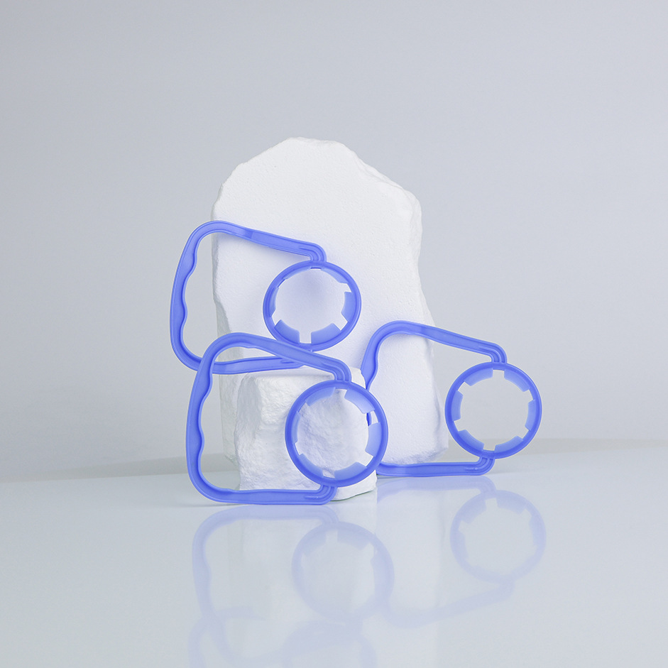 Proveedor al por mayor botella de agua potable desechable mango de plástico 28 / 30 calibre botella de bebidas PE mango