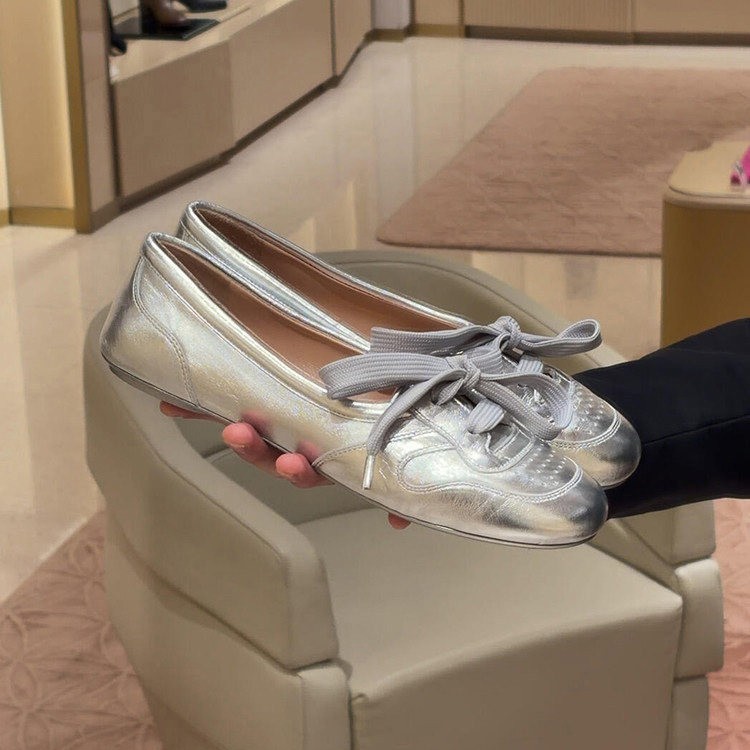 Nuevo verano de 2026 retrógrado fragancia boca superficial perezoso un pie de arco de boquilla agujero plano agujero zapatos de moda