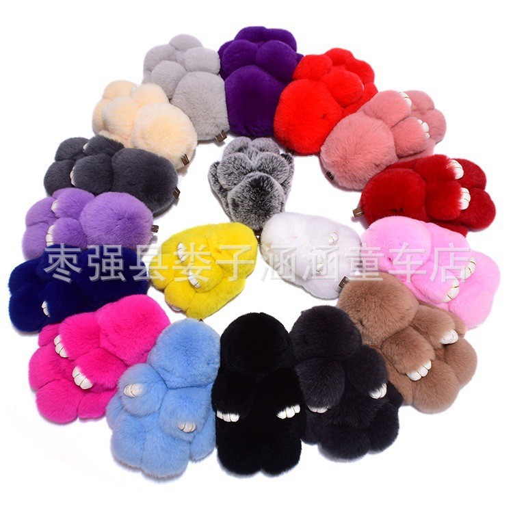 萌えウサギは死んだウサギのストラップを装っています。