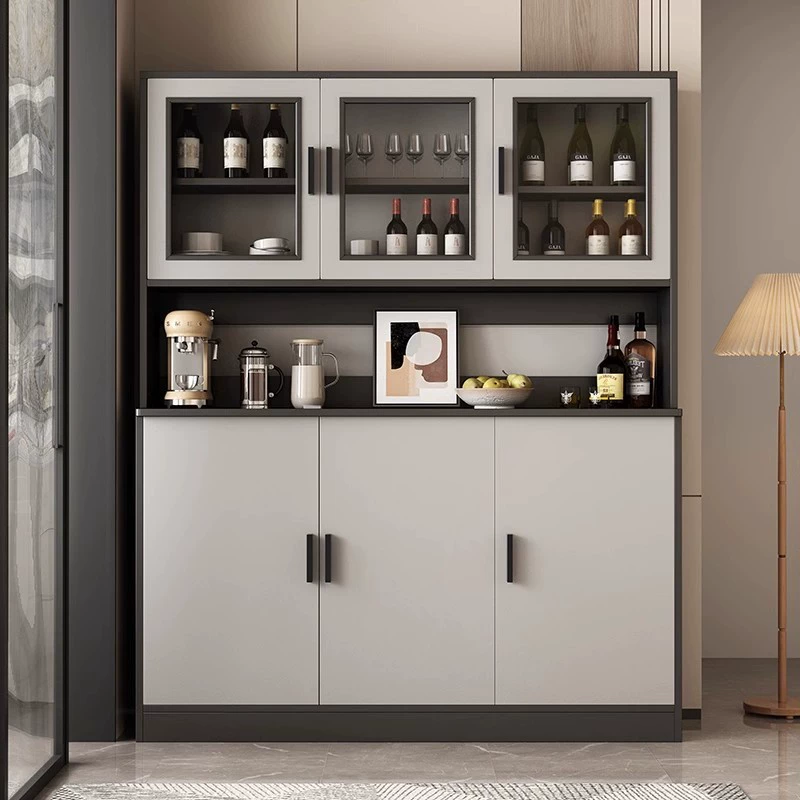 Обувной шкаф встроен в стену. Вход в дом.