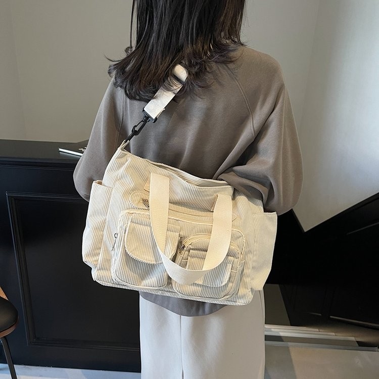 Nuevo bolso de mano transfronterizo, nuevo bolso de hombro para estudiantes universitarios en clase.