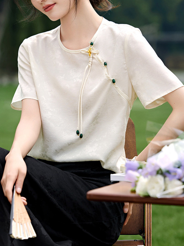 Áo sơ mi nữ satin jacquard phong cách Trung Quốc tay ngắn thanh lịch — màu trắng ngà