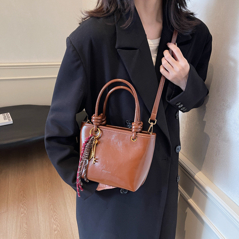 Alta sensación retro bolso para mujeres 2024 nuevo estilo versátil tendencia bolso de hombro bolso explosivo bolso de cubo portátil