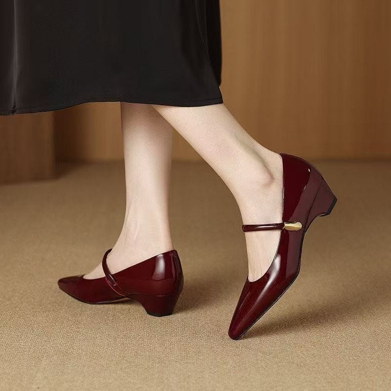 2026 primavera nuevo estilo retrógrado francés puntero tacones gruesos y poco profundos zapatos de cuero esmaltado zapatos de mujer hebilla mary-zhen zapatos