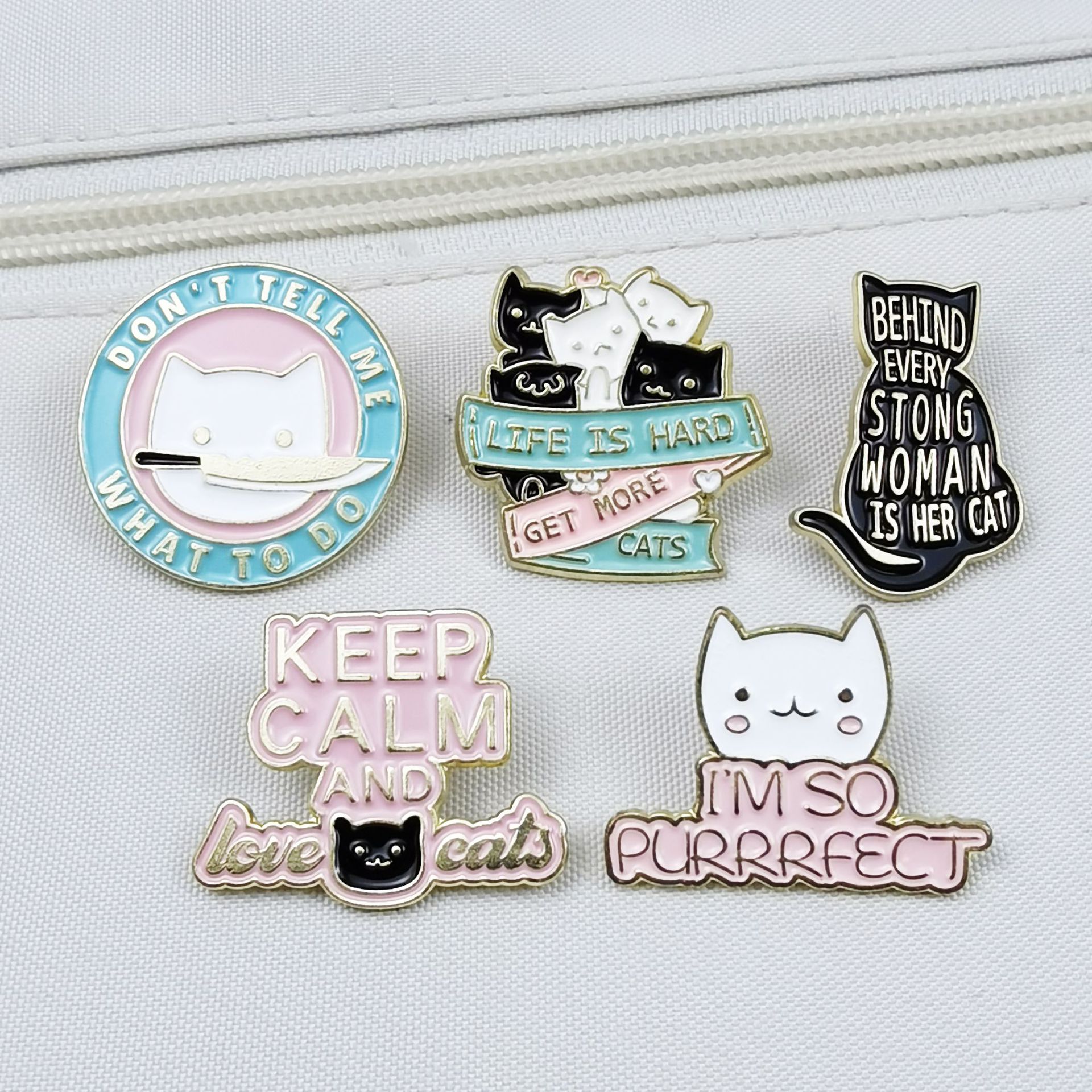 Broche de gatito de dibujos animados transfronterizo, accesorios personalizados con letras en inglés, pines decorativos para tops y mochilas.
