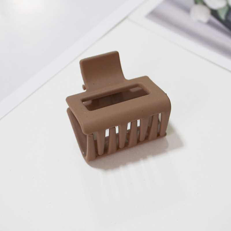 Pinza shark cuadrada tamaño mediano (4-5cm) – color marrón mate, para cola alta