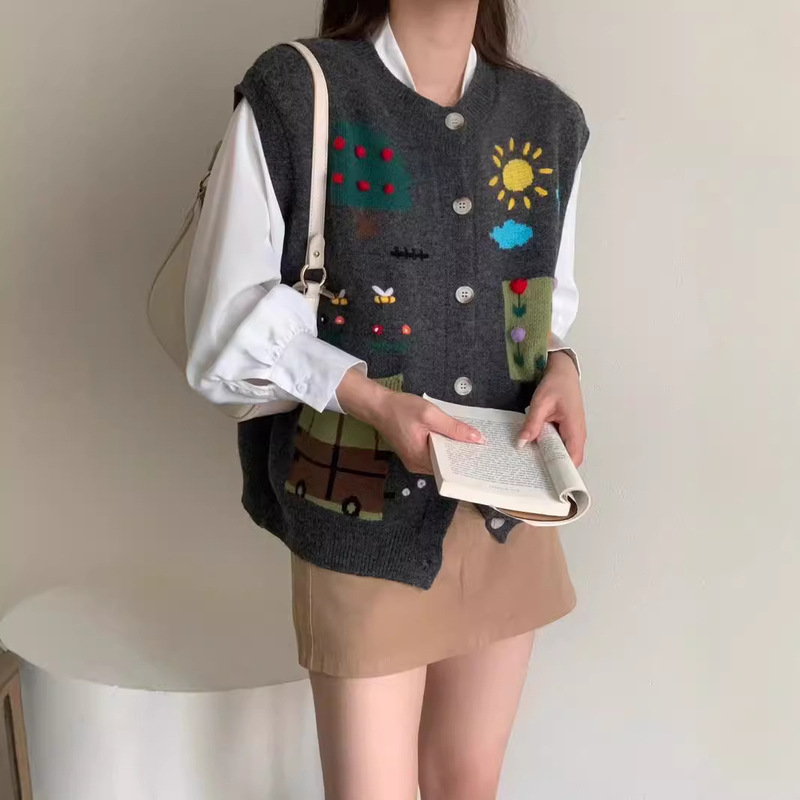 日本系の柔らかい妹の大衆は面白い手作りの立体フックの花を遊んで色のゆったりしているニットの馬甲の少女の外で重ねて着ます。|undefined