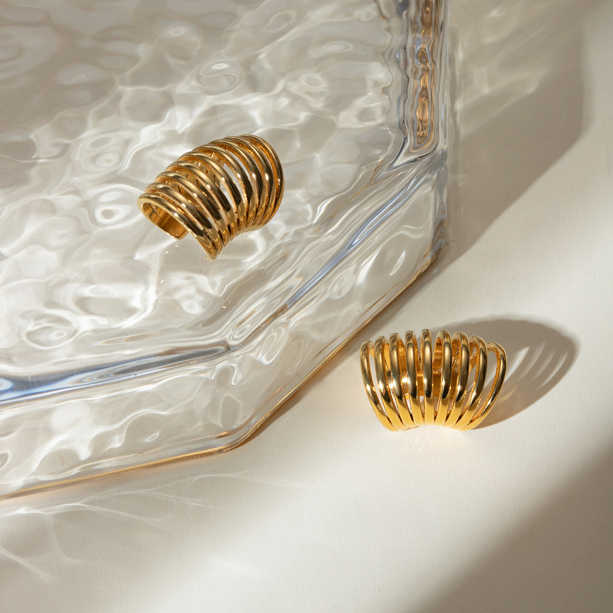 Europa y los Estados Unidos transfronterizos en la personalidad simple 18k oro de acero inoxidable resorte auriculares joyas de orejas al por mayor para mujeres