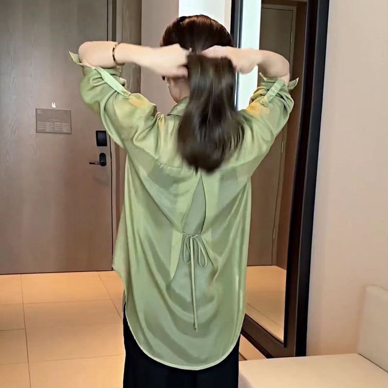 薄いタイプの微透長袖日焼け止めカーディガンの背中には、青いシャツ付きの女性夏のファッションカジュアルシャツのコートがあります。|undefined
