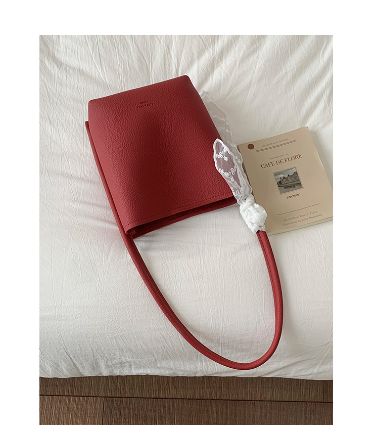 A trendy and versatile single-shoulder underarm bag for women in the summer of 2025, featuring a niche design and a simple commuting bucket bag undefined