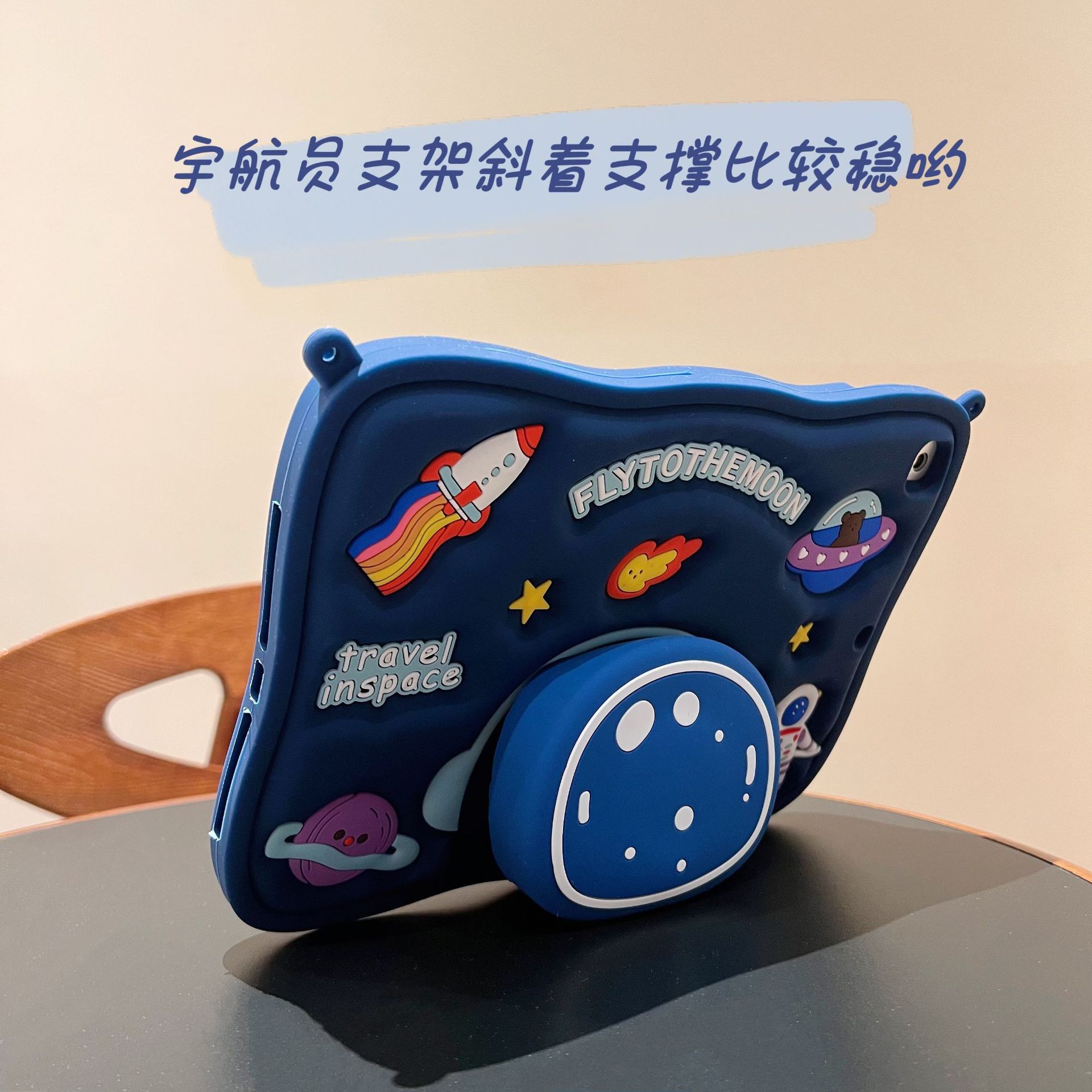 Astronaut suitable for ipad10 tablet PC protective cover telescopic bracket mini12345 anti-fall three-dimensional soft shell