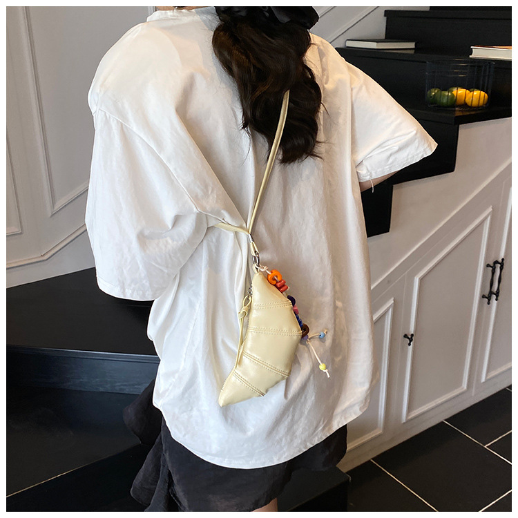 The cute horn bag with a niche neckline design is fashionable and trendy. The mini crossbody bag is in a solid color, simple and elegant with a high-end texture undefined