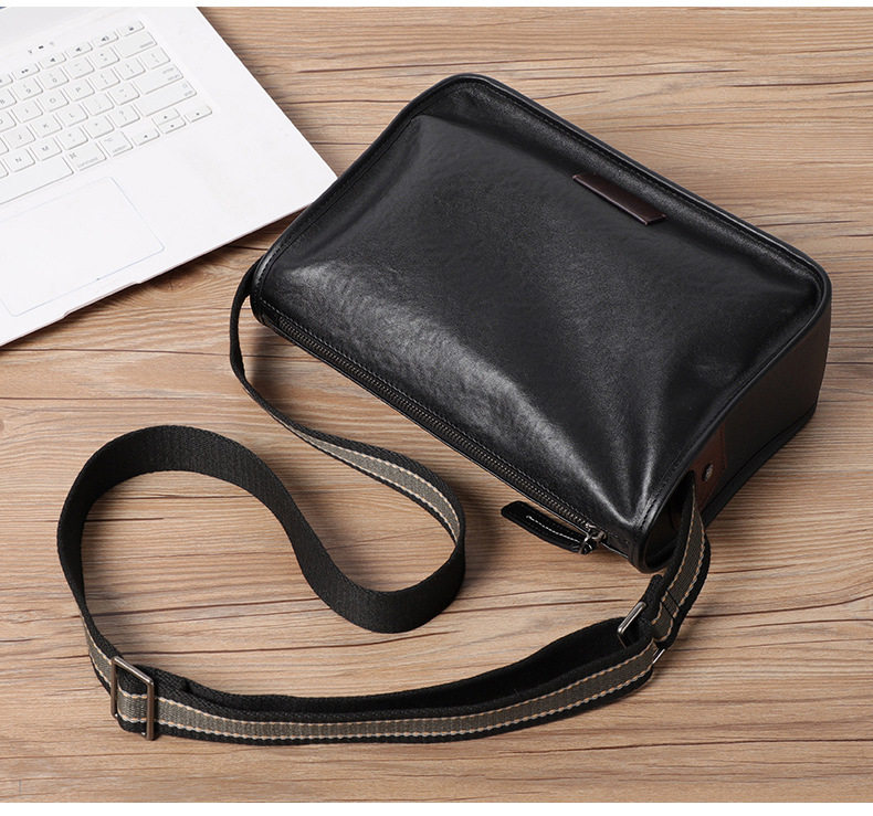 Túi đeo chéo nam da bò kiểu retro 29×11×17 cm — Màu đen da thực vật, Da cầm tay màu đen chi tiết 3