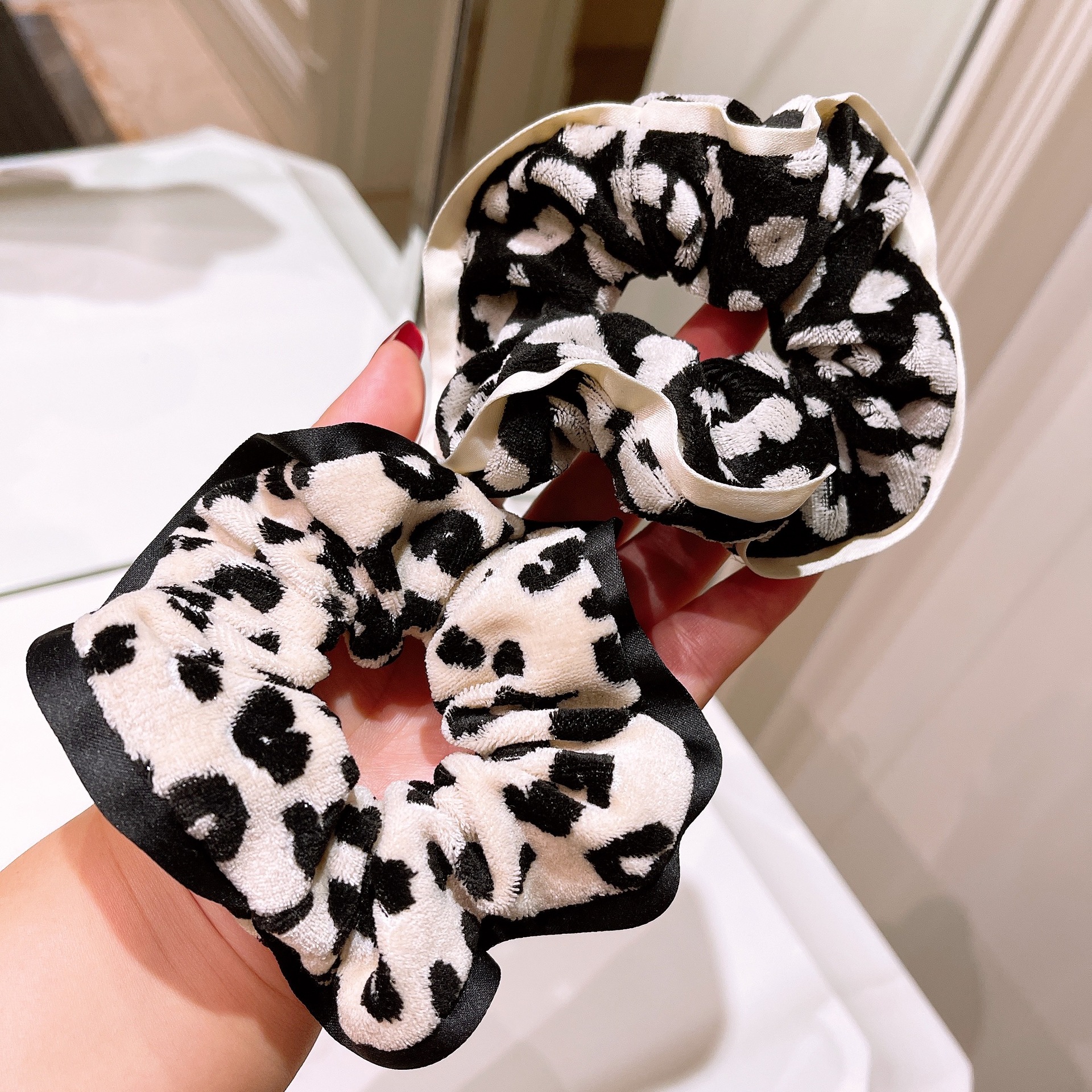 Autumn And Winter Retro Wild Wave Dot Hair Rope Leopard Print Plush Hair Circle Head Rope display picture 6