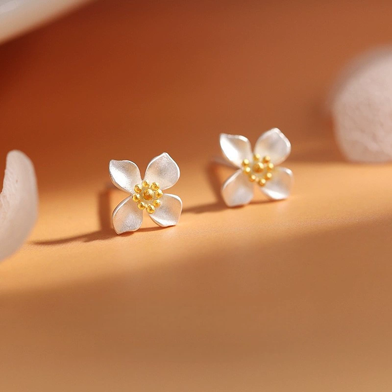 [Luyi] Женские серьги Gardenia с проколотыми ушами, высококлассные серьги, новый горячий стиль 2026 года, не нужно снимать серьги во время сна