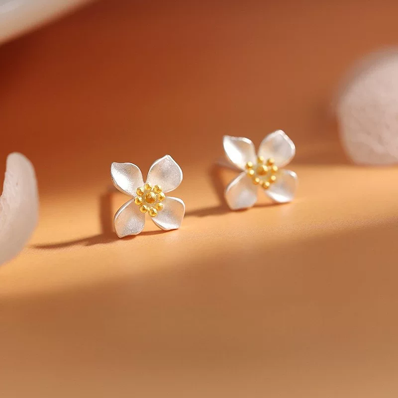 [Luyi] Женские серьги Gardenia с проколотыми ушами, высококлассные серьги, новый горячий стиль 2026 года, не нужно снимать серьги во время сна