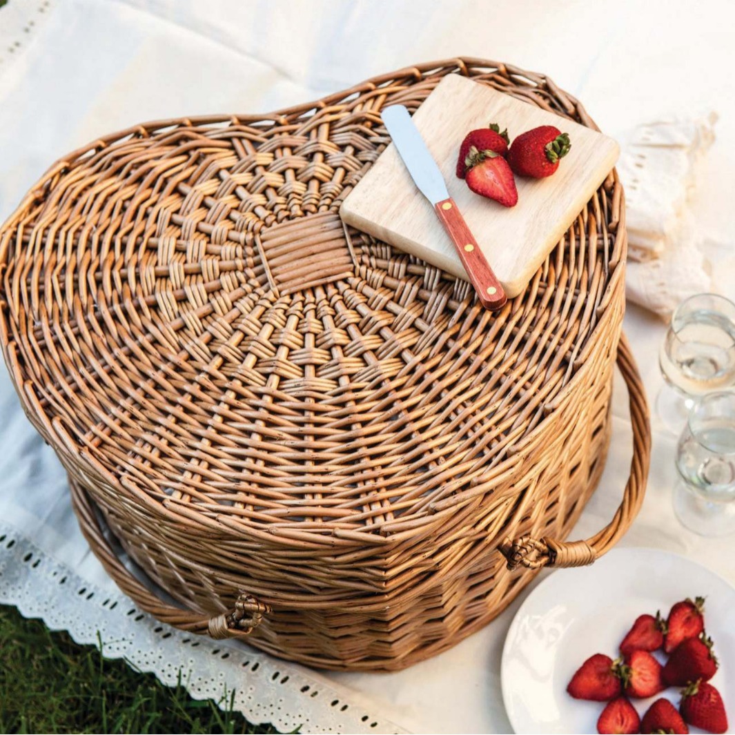 Comercio exterior personalizado canasta de picnic de caña en forma de corazón canasta de regalo portátil con cubiertos al aire libre canasta de frutas canasta de sauce