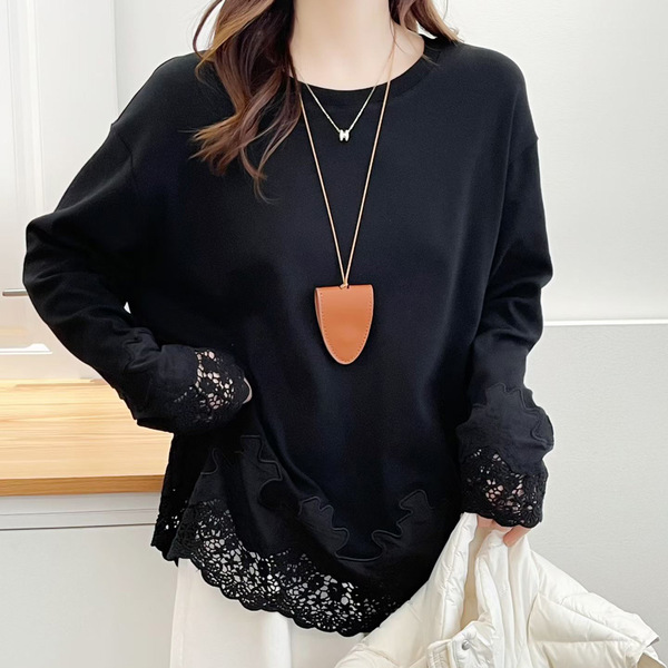 White long T-shirt with a round collar
