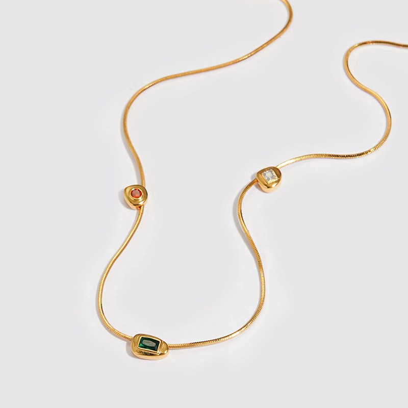 Collier rubis rétro de style designer, style de luxe léger pour femmes, à la mode et exquis, petit groupe portant une chaîne de clavicule polyvalente et haut de gamme_voghion.com