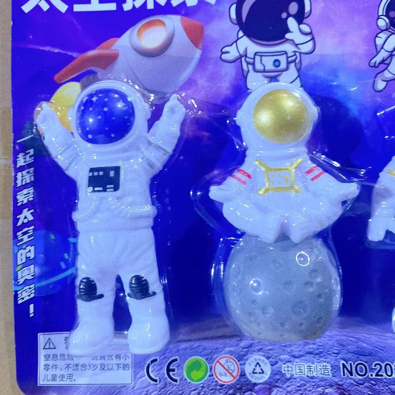 Juguetes modelo infantil astronautas muñecas de dibujos animados paquetes de combinación de hogares puzzle personajes 2 yuanes grandes almacenes al por mayor