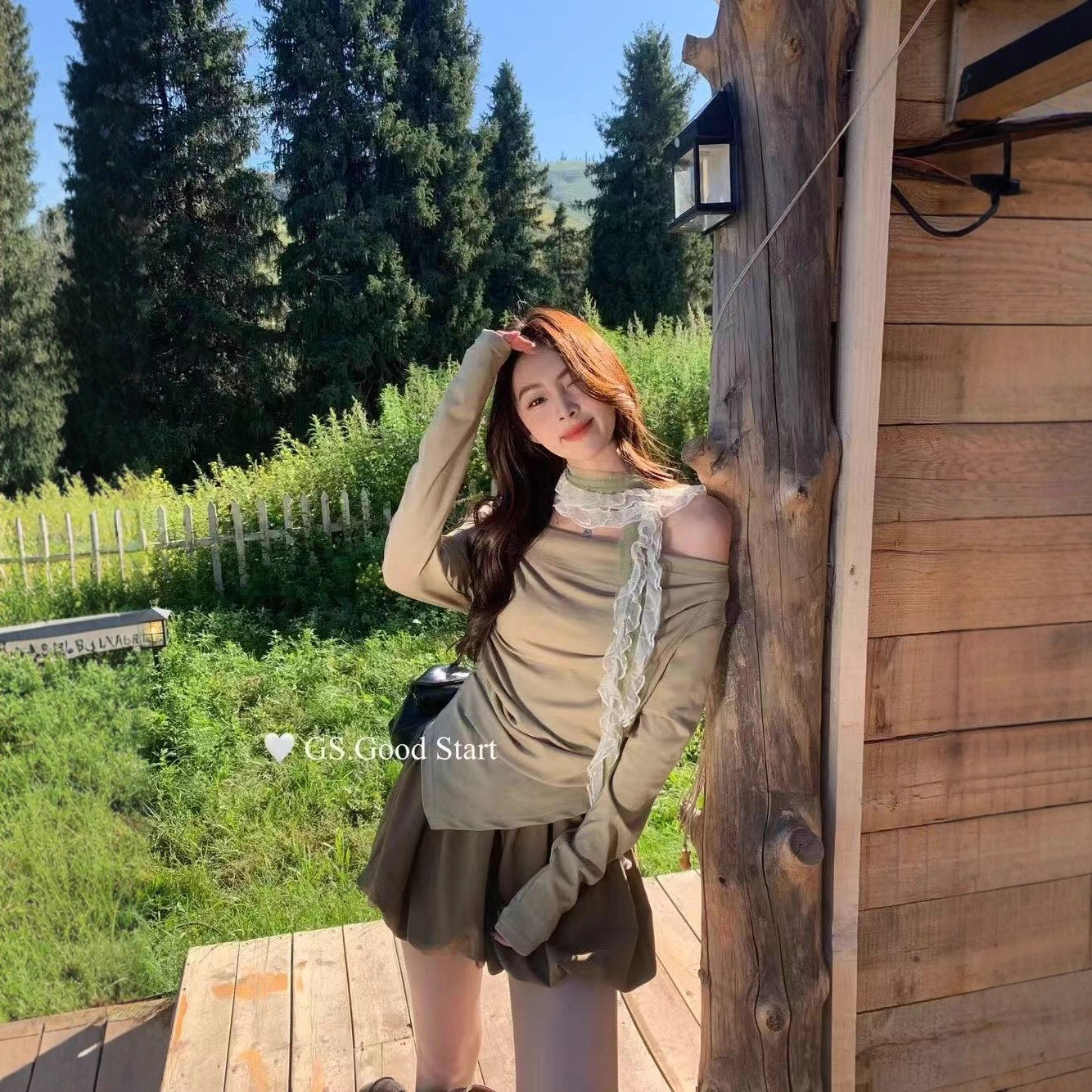 923秋上新。蕾丝波点气质小女人设计感荡领小衫不退换