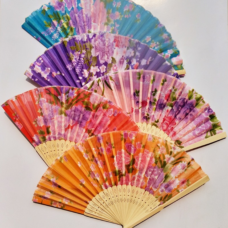 Hay en stock ventiladores impresos tela japonesa lote mezclado ventilador plegable ventilador de regalo de estilo japonés ventilador de seda femenina