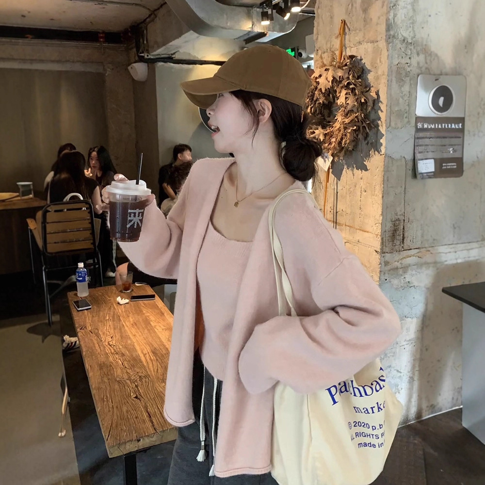 小香风粉色配吊带两件套软糯毛衣女早秋季设计感短款针织开衫上衣