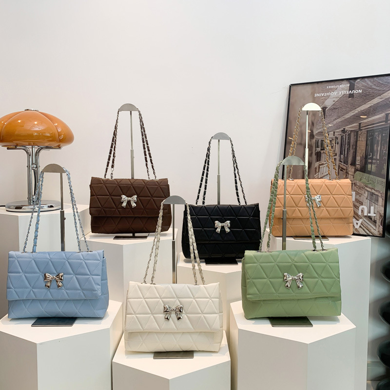 Bolso de cadena de diamantes bolso de mensajero femenino 2024 nuevo estilo de verano de gran capacidad color sólido estilo occidental pequeño bolso cuadrado de un solo hombro