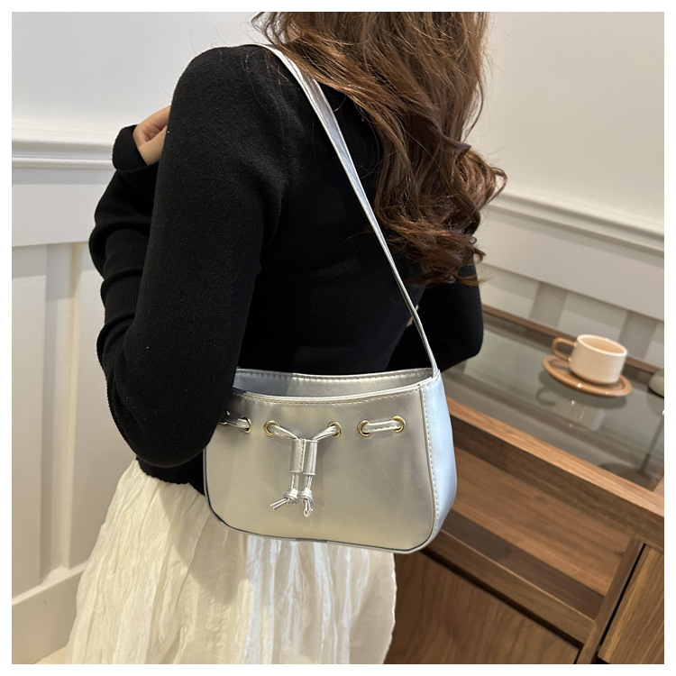 The new autumn/winter 2024 collection of women's bags features a retro and simple Korean-style underarm bag. This year, hand-held bags are in vogue, exuding a sense of sophistication undefined