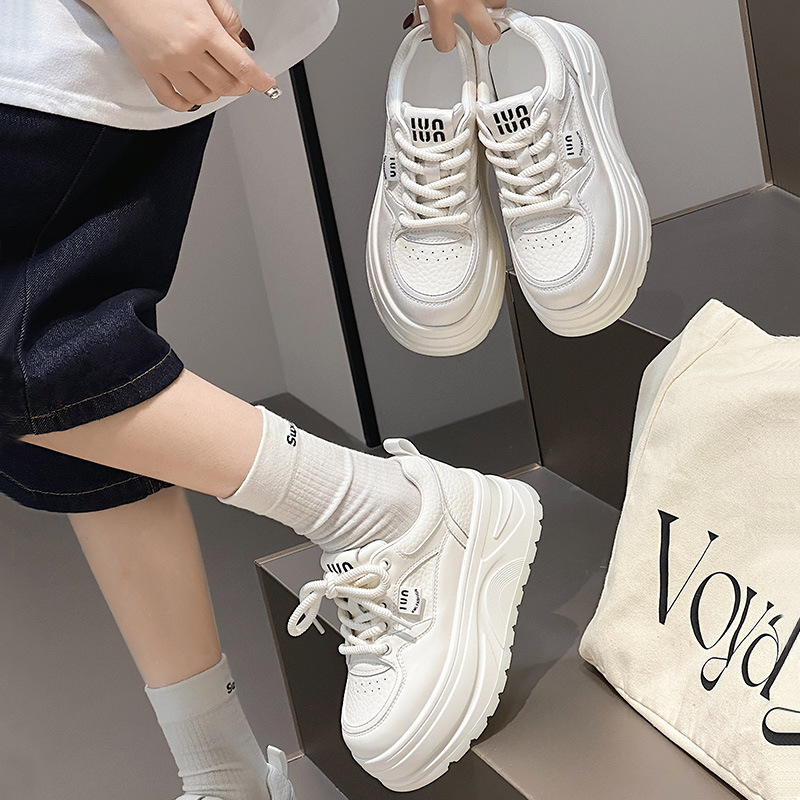 Zapatos blancos de suela gruesa para mujer 2025 primavera nuevo estilo cuero pequeño moda zapatos casuales de todo fósforo estudiantes zapatos de tabla de aumento