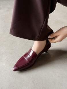 �r�����t��ɫ��چ�ЬӢ���L�@�ݼ��^��Ƥ�F�θ�һ�_�Ř���ЬŮ