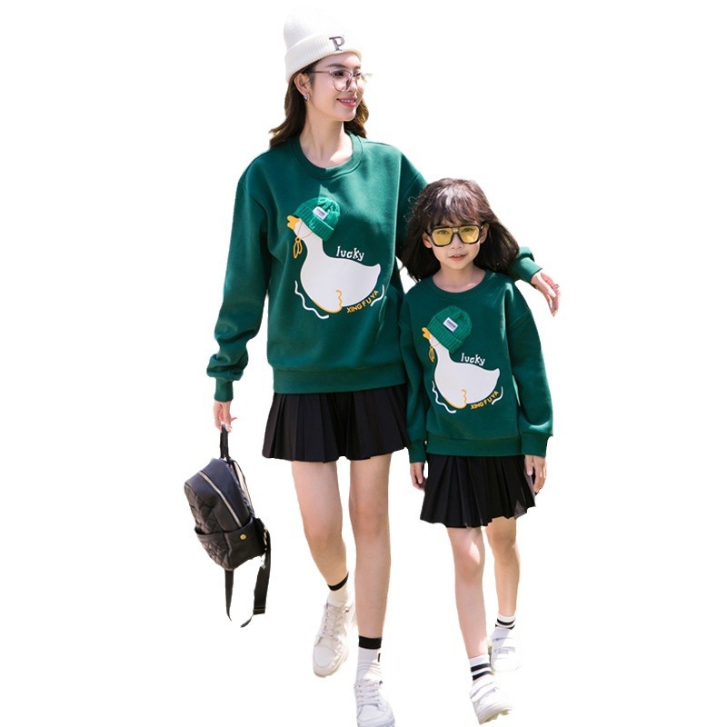 2023 desgaste de padres e hijos Otoño e Invierno Nuevo suéter forrado de lana traje de una familia de tres cuello redondo madre e hija manga larga familia de dibujos animados desgaste